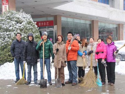 科靈義務勞動創(chuàng)業(yè)大廈掃雪
